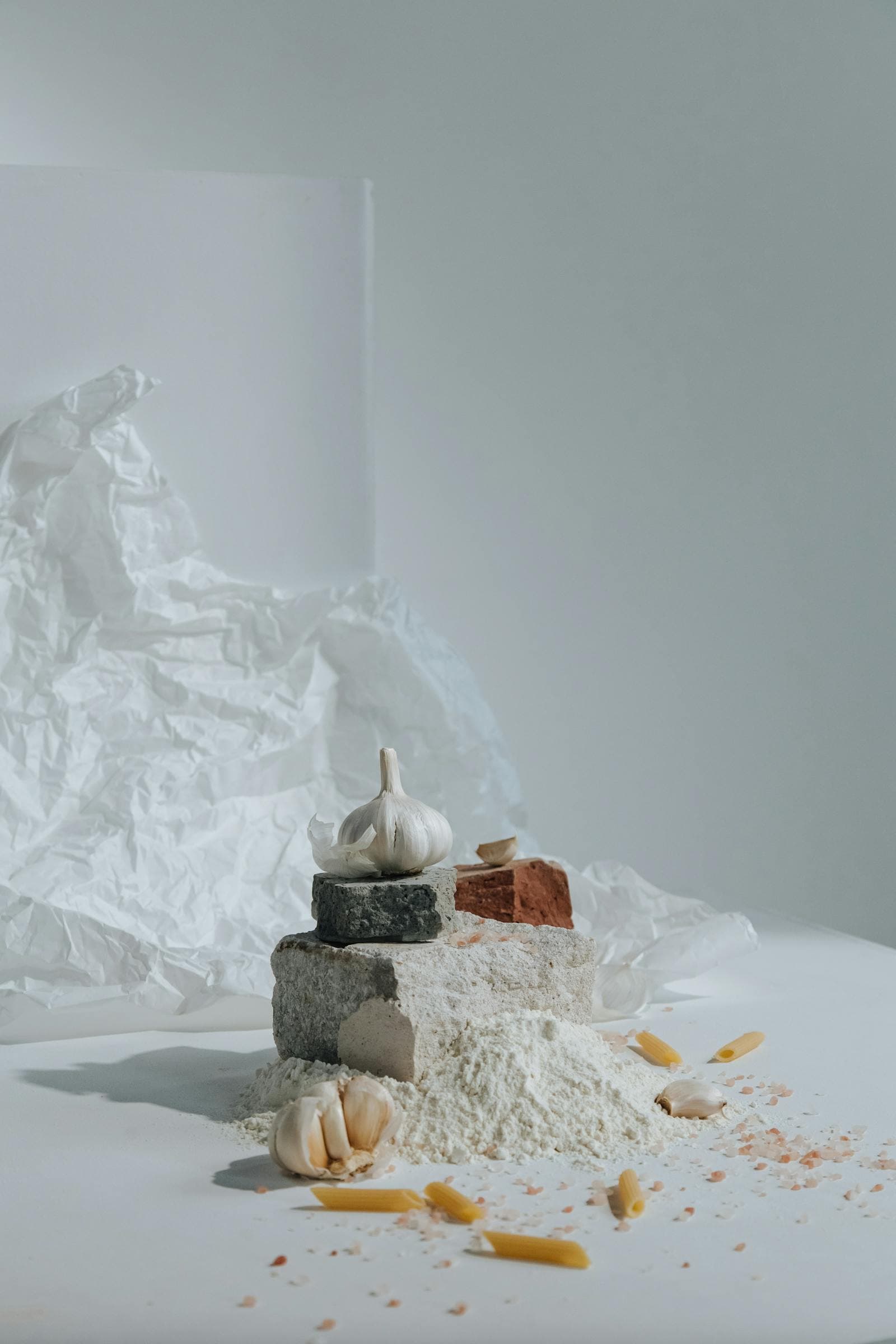Still-life con harina, ajo y pasta italiana