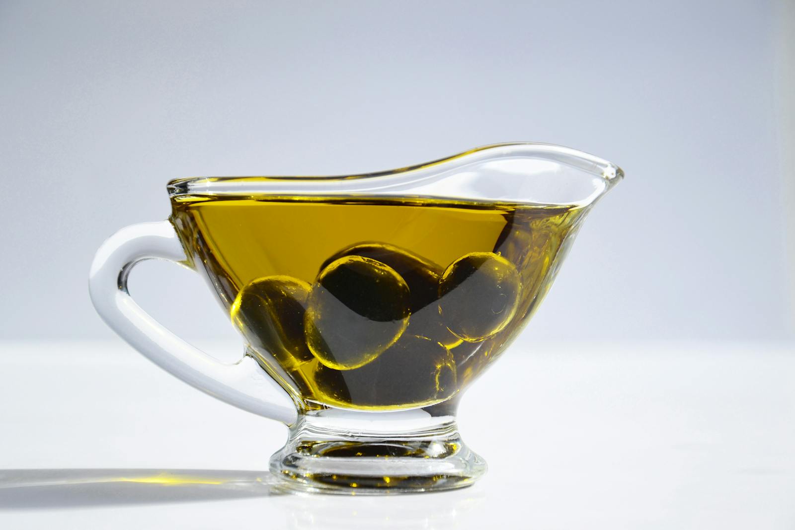 Aceite de oliva extra virgen italiano con olivas